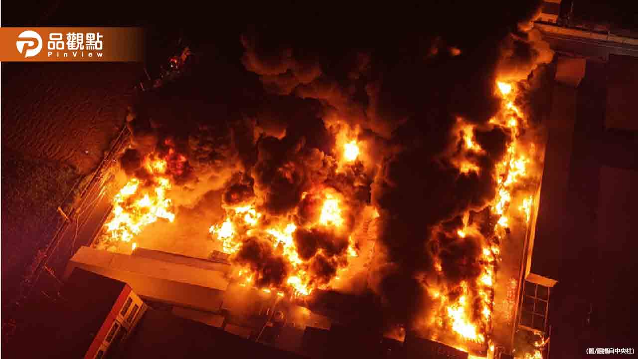 台南佳里塑膠工廠烈火狂燒，近3000平方公尺廠房陷火海！