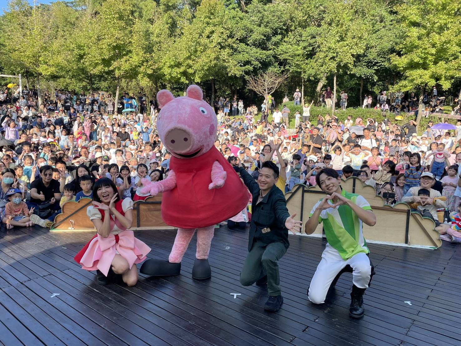 上千家庭擠爆「桃園HO幸福親子派對 何志偉宣傳育兒新政 呼籲家長安心育兒