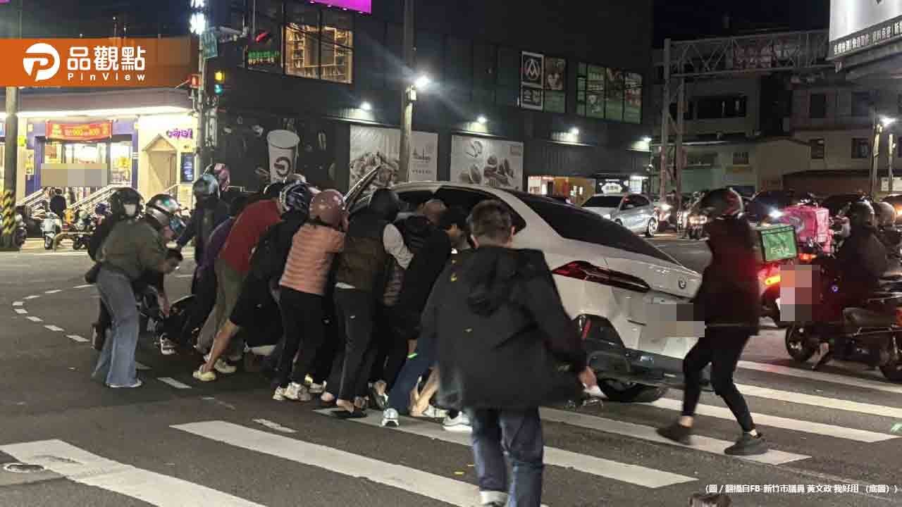 驚險瞬間！竹市女騎士遭壓車底 路人秒變英雄「合力抬車」救命