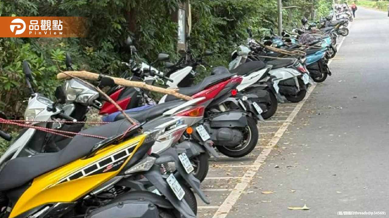 壽山機車「詭異插樹枝」在地人曝:這是防猴神器 壽山機車「詭異插樹枝」在地人曝:這是防猴神器