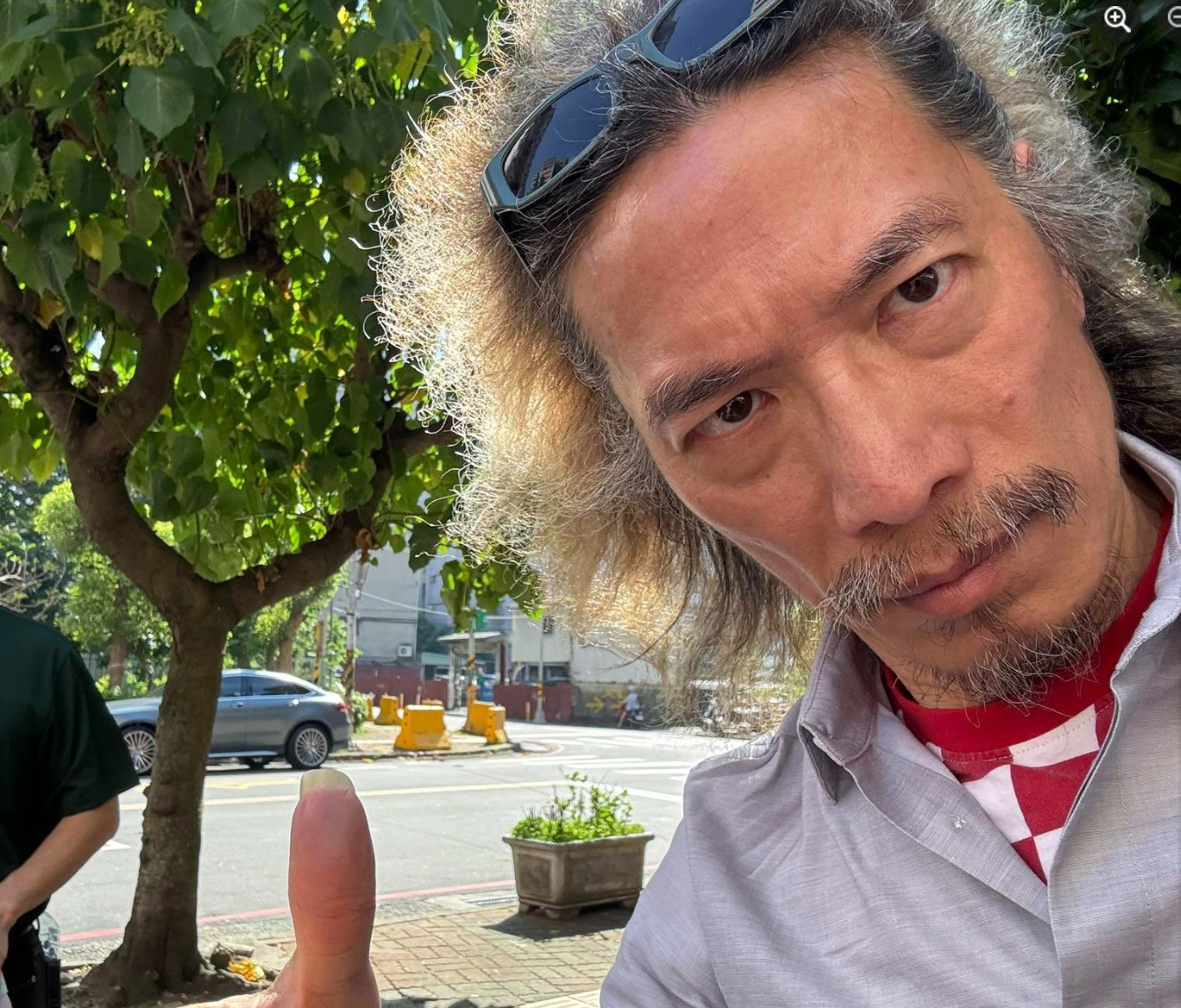 台語歌手嗆買彩券「台灣人貪財可悲」引眾怒！主持人「1句話」打臉