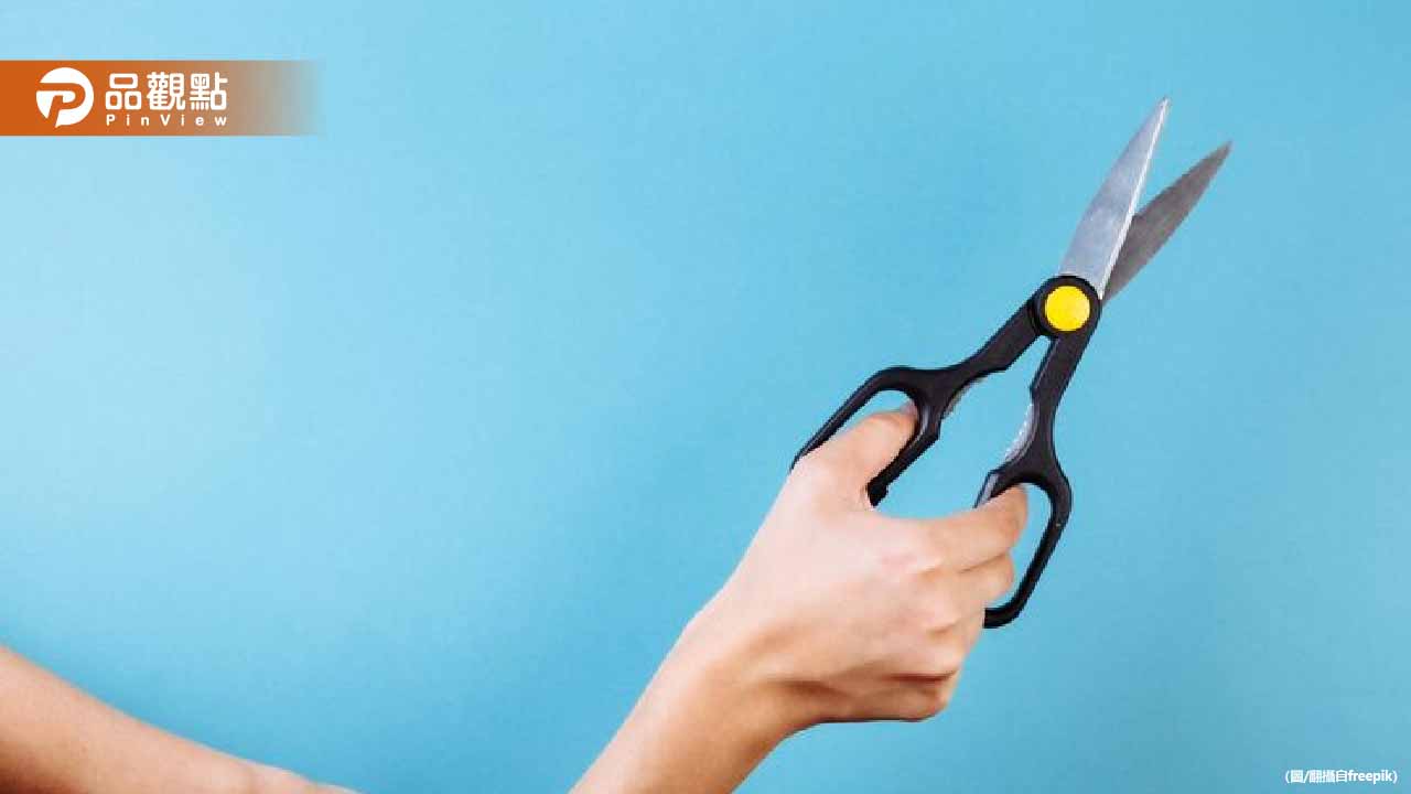 恐怖姑姑！持菜刀、剪刀狂逼姪女「牙齒頭髮你選一個」