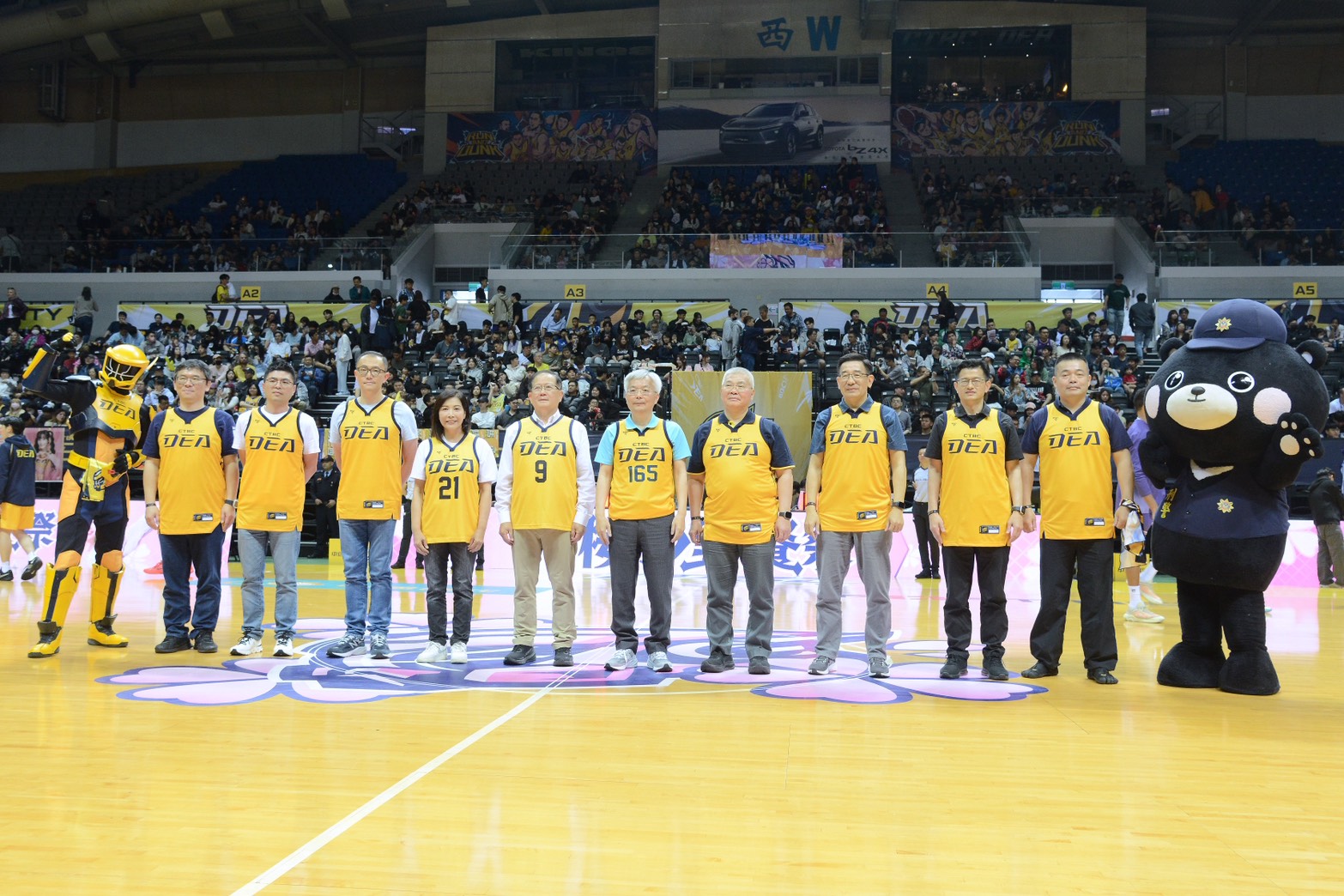 警政署長張榮興穿特攻球衣開球 宣示打詐如打球需全民協防 警政署長張榮興穿特攻球衣開球 宣示打詐如打球需全民協防