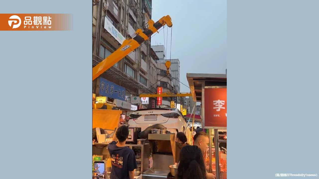 寧夏夜市驚現「大型夾娃娃機」！他車亂停　遭強制拖吊民眾鼓掌歡送