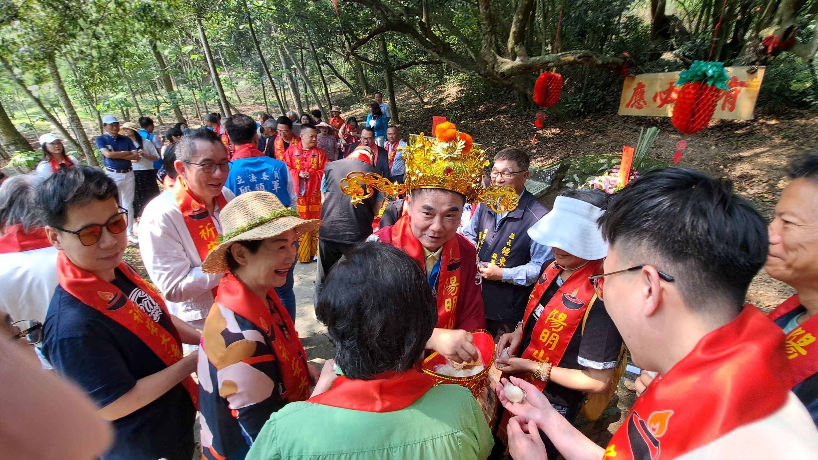 客家大院桐花季開鑼！鍾東錦扮伯公仔發麻糬祈財　余文忠化身財神爺送發財米