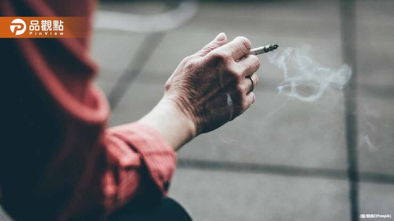 勸「你別抽菸」！25歲男下秒情緒失控　超商前出腳踹人頭