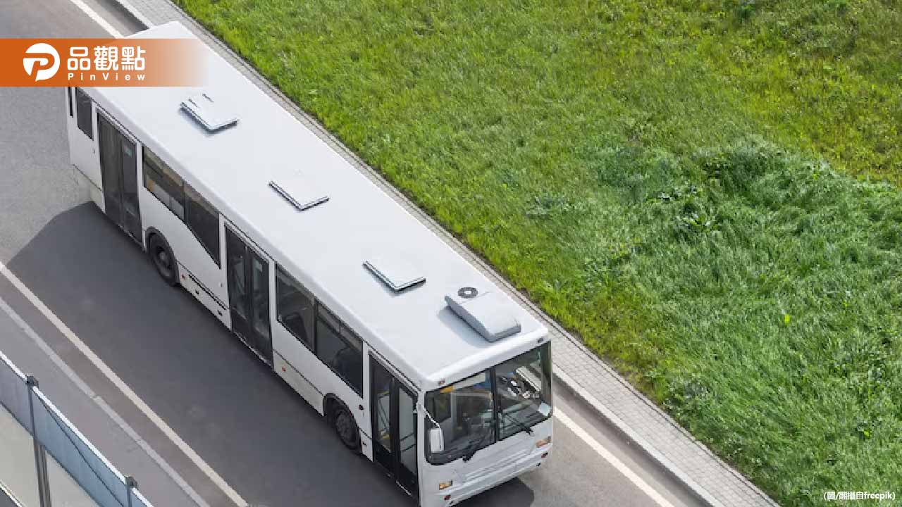 電動公車深夜沒電卡路口！警民7人「徒手推車」