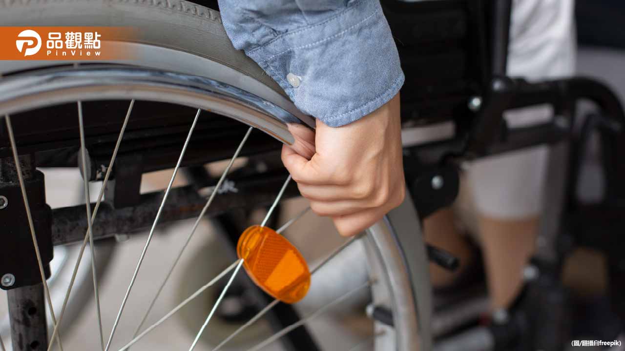 高雄玩命輪椅！驚現婦人推老人衝快車道