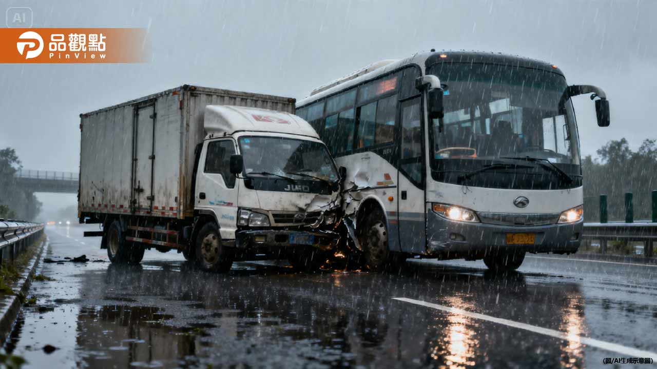 國道驚魂！國1小貨車暴雨中追撞客運　駕駛命危送醫搶救
