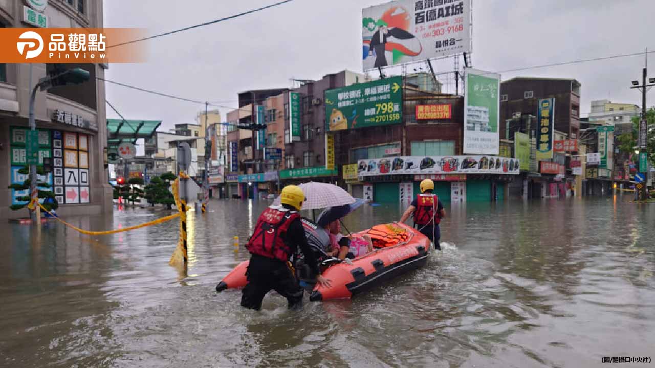 台南暴雨狂襲！15輛機車慘遭滅頂　清晨電玩店又竄火