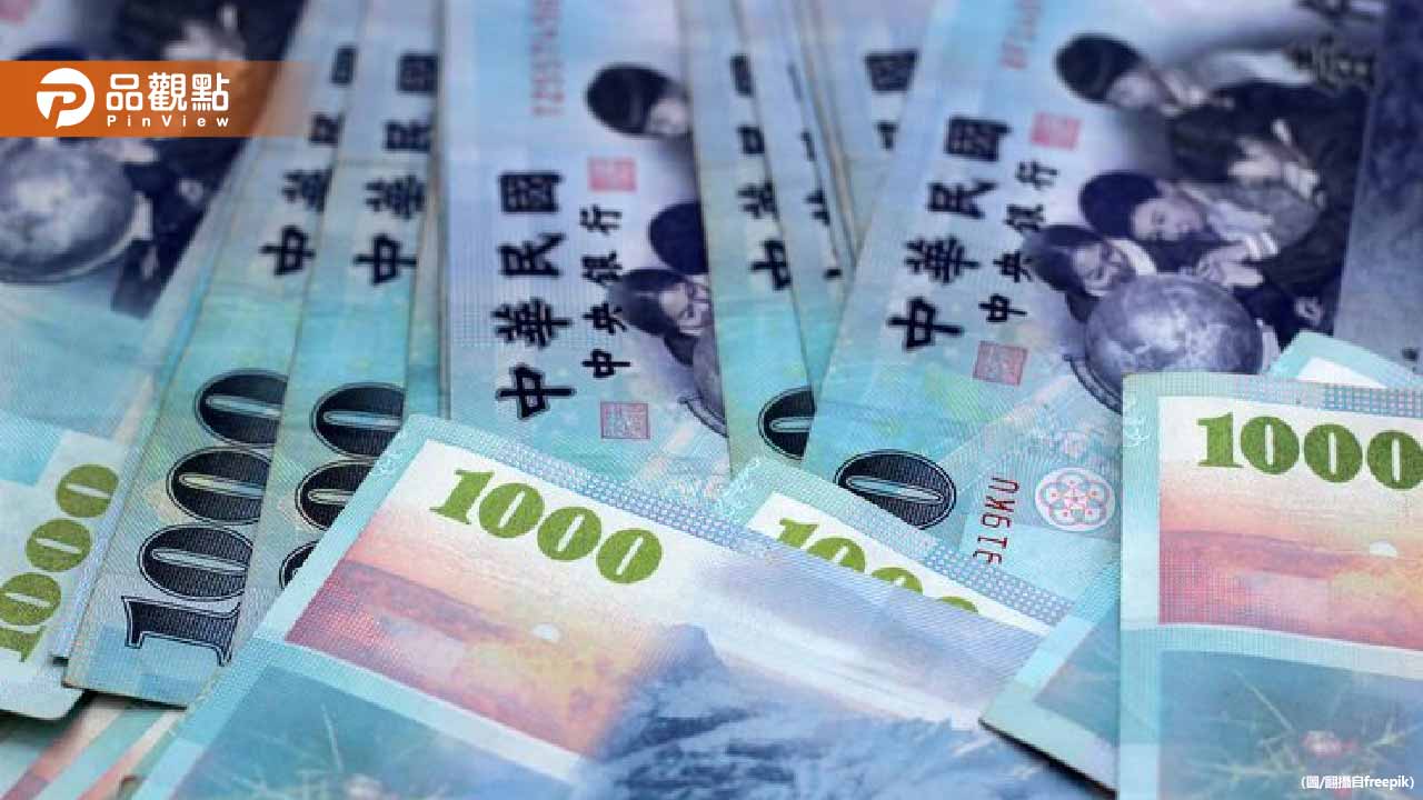 天降鈔票雨！高雄街頭「大量千元鈔票」散落車道