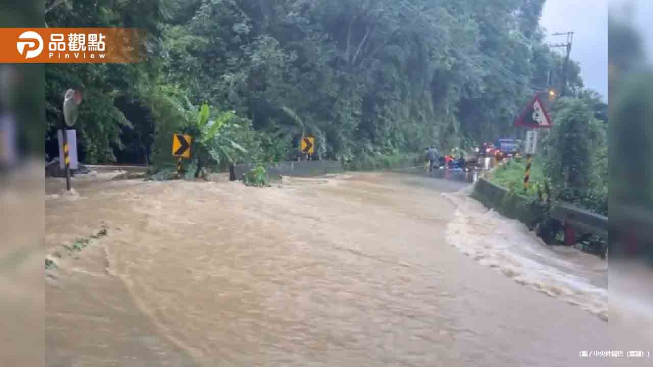 女大生騎車露營遇暴雨！連人帶車遭泥水沖倒　頭卡護欄慘死