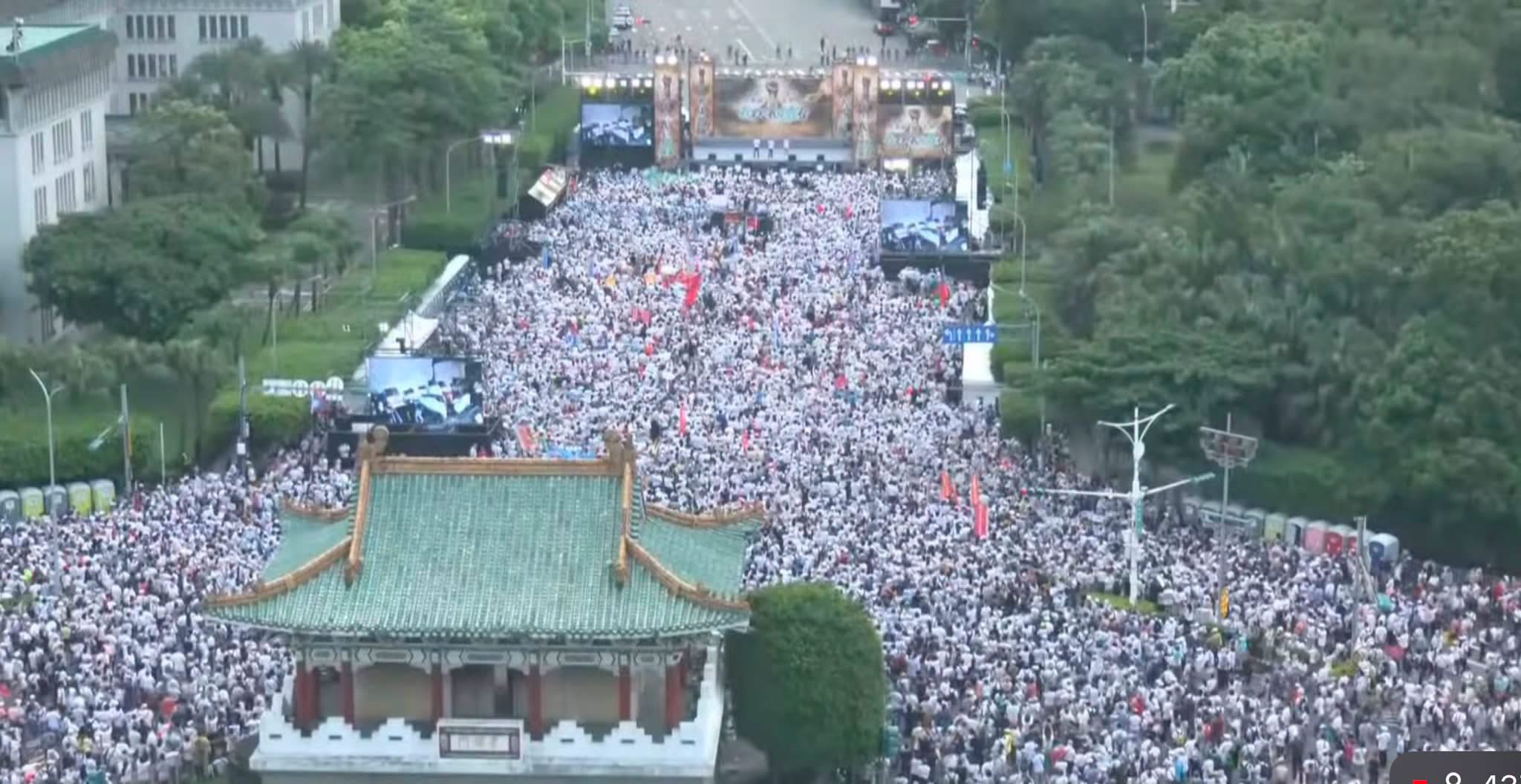 藍白凱道齊怒吼！「我是人我反毒台」集會登場　韓國瑜鄭麗文黃國昌同台開講