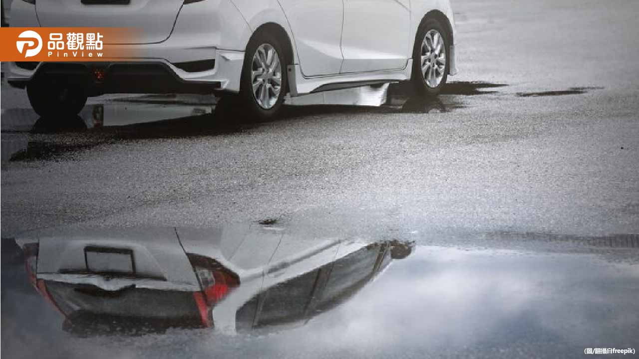 凌晨巨響！北市環保車追撞Uber　女駕駛受困車內