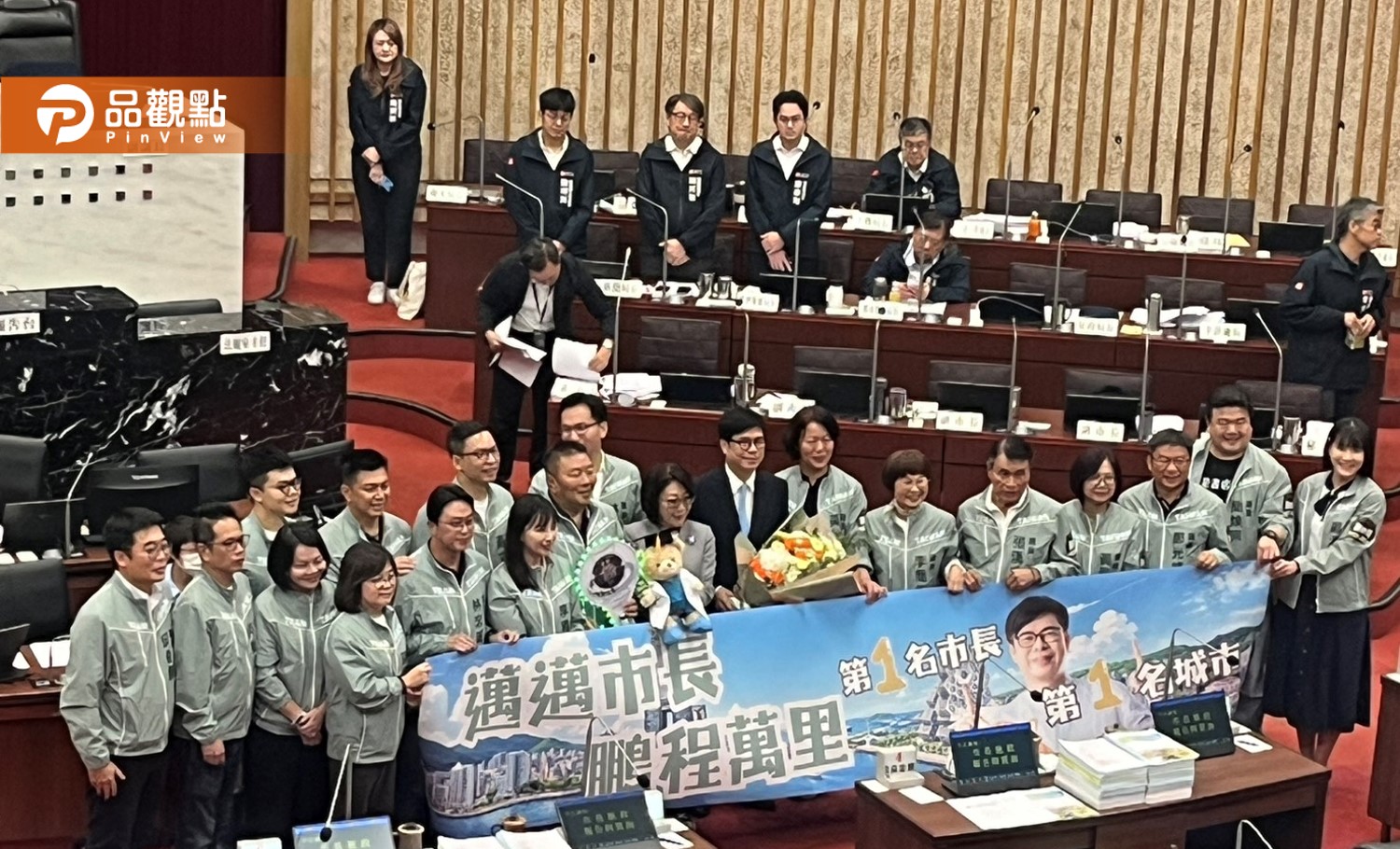 陳其邁最後施政報告 藍送上背包、綠送應援手燈當「畢業禮物」