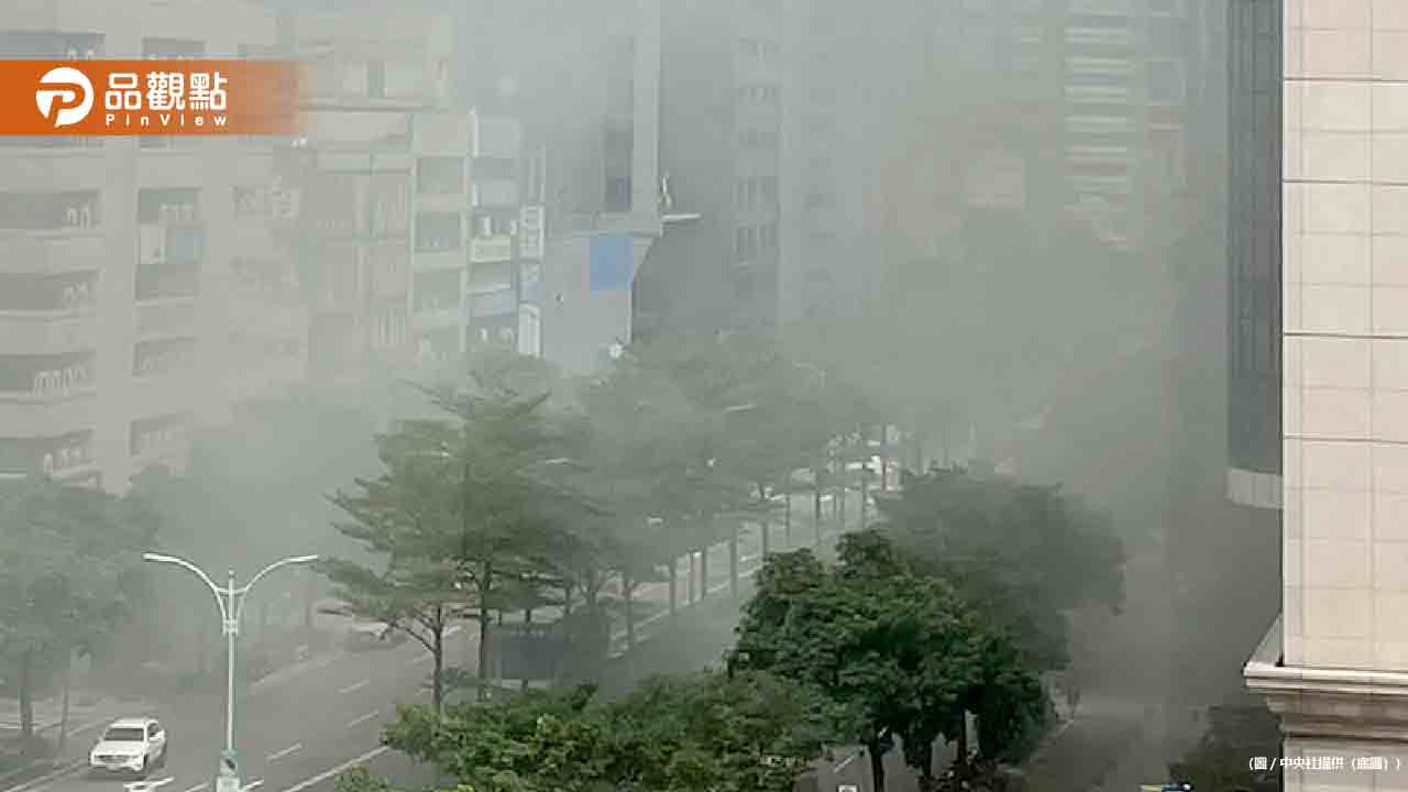 中山知名餐廳驚傳火警！黑煙直竄天際嚇壞路人　消防員馳援